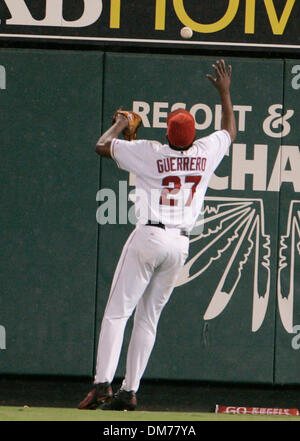 16. Oktober 2005; Anaheim, CA, USA; Los Angeles Angels Spieler VLADIMIR GUERRERO in Spiel 5 der American League Championship Series, Sonntag, 16. Oktober 2005, in Anaheim. Die Chicago White Sox gewann 6-3, um die World Series zu gelangen. Obligatorische Credit: Foto von Armando Arorizo/ZUMA Press. (©) Copyright 2005 von Armando Arorizo Stockfoto
