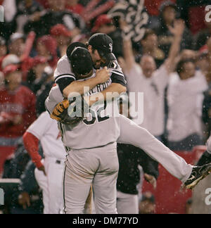 16. Oktober 2005; Anaheim, CA, USA; Nach das endgültige aus gegen die Los Angeles Angels feiern die Chicago White Sox in der American League Championship Series im Engel Stadium in Anaheim, CA. Die White Sox besiegt die Engel 6-3. Obligatorische Credit: Foto von Armando Arorizo/ZUMA Press. (©) Copyright 2005 von Armando Arorizo Stockfoto