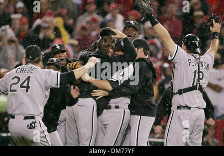 16. Oktober 2005; Anaheim, CA, USA; Nach das endgültige aus gegen die Los Angeles Angels feiern die Chicago White Sox in der American League Championship Series im Engel Stadium in Anaheim, CA. Die White Sox besiegt die Engel 6-3. Obligatorische Credit: Foto von Armando Arorizo/ZUMA Press. (©) Copyright 2005 von Armando Arorizo Stockfoto