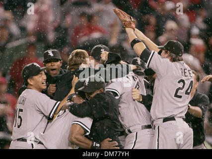 16. Oktober 2005; Anaheim, CA, USA; Nach das endgültige aus gegen die Los Angeles Angels feiern die Chicago White Sox in der American League Championship Series im Engel Stadium in Anaheim, CA. Die White Sox besiegt die Engel 6-3. Obligatorische Credit: Foto von Armando Arorizo/ZUMA Press. (©) Copyright 2005 von Armando Arorizo Stockfoto