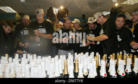 16. Oktober 2005; Anaheim, CA, USA; Nach das endgültige aus gegen die Los Angeles Angels feiern die Chicago White Sox in der American League Championship Series im Engel Stadium in Anaheim, CA. Die White Sox besiegt die Engel 6-3. Obligatorische Credit: Foto von Armando Arorizo/ZUMA Press. (©) Copyright 2005 von Armando Arorizo Stockfoto
