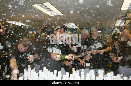16. Oktober 2005; Anaheim, CA, USA; Nach das endgültige aus gegen die Los Angeles Angels feiern die Chicago White Sox in der American League Championship Series im Engel Stadium in Anaheim, CA. Die White Sox besiegt die Engel 6-3. Obligatorische Credit: Foto von Armando Arorizo/ZUMA Press. (©) Copyright 2005 von Armando Arorizo Stockfoto