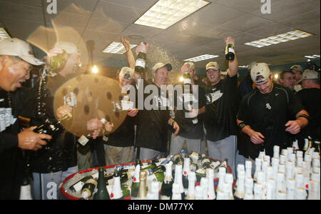 16. Oktober 2005; Anaheim, CA, USA; Nach das endgültige aus gegen die Los Angeles Angels feiern die Chicago White Sox in der American League Championship Series im Engel Stadium in Anaheim, CA. Die White Sox besiegt die Engel 6-3. Obligatorische Credit: Foto von Armando Arorizo/ZUMA Press. (©) Copyright 2005 von Armando Arorizo Stockfoto