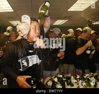 16. Oktober 2005; Anaheim, CA, USA; Nach das endgültige aus gegen die Los Angeles Angels feiern die Chicago White Sox in der American League Championship Series im Engel Stadium in Anaheim, CA. Die White Sox besiegt die Engel 6-3. Obligatorische Credit: Foto von Armando Arorizo/ZUMA Press. (©) Copyright 2005 von Armando Arorizo Stockfoto