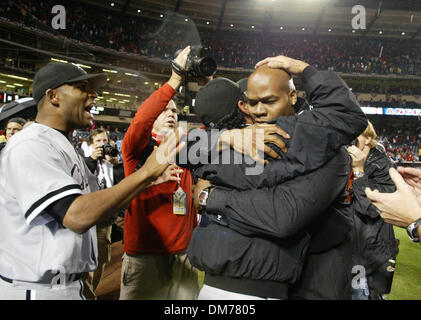 16. Oktober 2005; Anaheim, CA, USA; Nach das endgültige aus gegen die Los Angeles Angels feiern die Chicago White Sox in der American League Championship Series im Engel Stadium in Anaheim, CA. Die White Sox besiegt die Engel 6-3. Obligatorische Credit: Foto von Armando Arorizo/ZUMA Press. (©) Copyright 2005 von Armando Arorizo Stockfoto