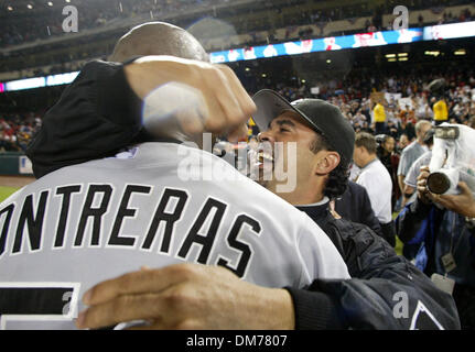16. Oktober 2005; Anaheim, CA, USA; Chicago White Sox Manager OZZIE GUILLEN umarmt White Sox Krug JOSE CONTRERAS nach dem Sieg über die Los Angeles Angels während der American League Championship Series Engel Stadium in Anaheim, Kalifornien. Die White Sox besiegt die Engel, 6: 3, um die World Series zu gelangen. Obligatorische Credit: Foto von Armando Arorizo/ZUMA Press. (©) Copyright 2005 von Arma Stockfoto