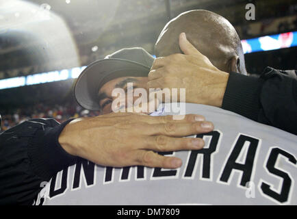 16. Oktober 2005; Anaheim, CA, USA; Chicago White Sox Manager OZZIE GUILLEN umarmt White Sox Krug JOSE CONTRERAS nach dem Sieg über die Los Angeles Angels während der American League Championship Series Engel Stadium in Anaheim, Kalifornien. Die White Sox besiegt die Engel, 6: 3, um die World Series zu gelangen. Obligatorische Credit: Foto von Armando Arorizo/ZUMA Press. (©) Copyright 2005 von Arma Stockfoto
