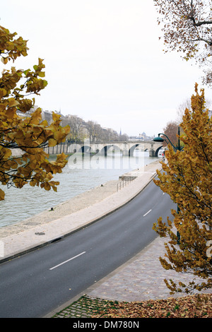 Seine Aussicht auf den Fluss mit leeren Straße in der Nähe Pont Sully Brücke an einem trüben Tag im Dezember. Paris, Frankreich, Europa Stockfoto