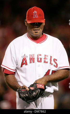16. Oktober 2005; Anaheim, CA, USA; Engel-Spieler KELVIN ESCOBAR schaut zu, wie die Chicago White Sox ihren Sieg über die Los Angeles Angels in Spiel 5 der American League Championship Series im Engel Stadium in Anaheim feiern. Die White Sox besiegte die Engel 6-3 und voraus in die World Series. Obligatorische Credit: Foto von Armando Arorizo/ZUMA Press. (©) Copyright 2005 von Armand Stockfoto