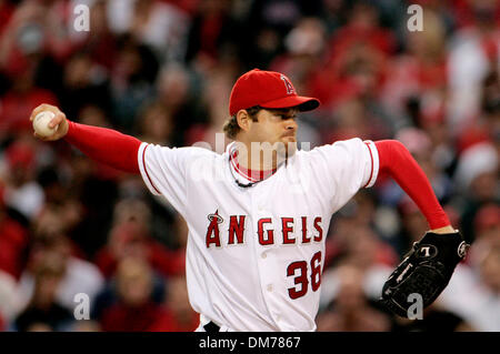 16. Oktober 2005; Anaheim, CA, USA; Los Angeles Angels ab Krug PAUL BYRD wirft im zweiten Inning von Spiel 5 der American League Championship Series gegen die Chicago White Sox. Obligatorische Credit: Foto von Armando Arorizo/ZUMA Press. (©) Copyright 2005 von Armando Arorizo Stockfoto