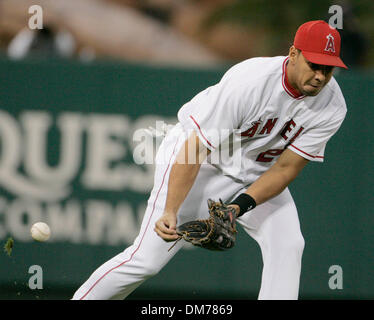 16. Oktober 2005; Anaheim, CA, USA; Los Angeles Angels verließ Fielder JUAN RIVERA Noppen erste Inning Single hit von Chicago White Sox Jermaine Dye in Spiel 5 der American League Championship Series in Anaheim. Obligatorische Credit: Foto von Armando Arorizo/ZUMA Press. (©) Copyright 2005 von Armando Arorizo Stockfoto