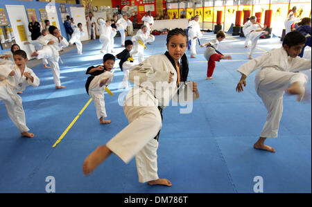 20. Oktober 2005; West Palm Beach, FL, USA; Maria Rojas, eine Tae Kwan Do Lehrer unterrichtet eine Klasse für 6-12-jährige bei der American College von Tae Kwan Do auf Okeechobee Blvd. obligatorische Kredit: Foto von Allen Eyestone/Palm Beach Post/ZUMA Press. (©) Copyright 2005 von Palm Beach Post Stockfoto