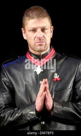 11. November 2002 - London, Großbritannien - K27144 SD1111. SEAN BEAN UND SAMANTHA BOND. (Bösewicht und Miss.Moneypenny aus den James Bond Filmen). Shakespeares "MACBETH".-ALBERY THEATRE, St.MARTIN LANE, LONDON... GUS Hecken / LinkUK / 2002 (Credit-Bild: © Globe Photos/ZUMAPRESS.com) Stockfoto