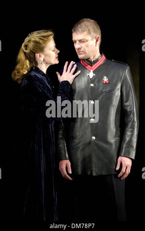 11. November 2002 - London, Großbritannien - K27144 SD1111. SEAN BEAN UND SAMANTHA BOND. (Bösewicht und Miss.Moneypenny aus den James Bond Filmen). Shakespeares "MACBETH".-ALBERY THEATRE, St.MARTIN LANE, LONDON... GUS Hecken / LinkUK / 2002 (Credit-Bild: © Globe Photos/ZUMAPRESS.com) Stockfoto