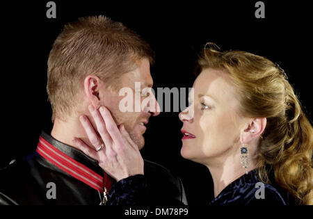 11. November 2002 - London, Großbritannien - K27144 SD1111. SEAN BEAN UND SAMANTHA BOND. (Bösewicht und Miss.Moneypenny aus den James Bond Filmen). Shakespeares "MACBETH".-ALBERY THEATRE, St.MARTIN LANE, LONDON... GUS Hecken / LinkUK / 2002 (Credit-Bild: © Globe Photos/ZUMAPRESS.com) Stockfoto