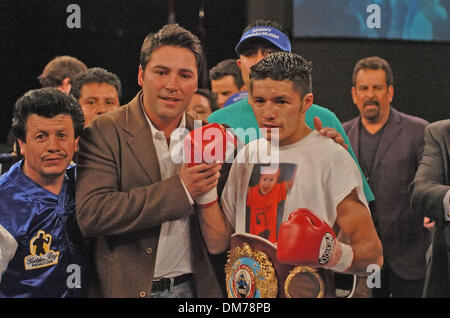 30. Oktober 2005; Tucson, AZ, USA; OSCAR DE LA HOYA feiert WBO Bantamgewicht Champion JOHNNY GONZALEZ hilft Team Mexiko zum Sieg in der $200.000 World Cup von Boxen Held in The Desert Diamond Casino in Tucson. Gonzalez, gewann durch Stillstand in der 7. Runde über Ratanachai Sor Vorapin von Thailand. Die Veranstaltung war die erste Welt Cup of Boxing und von Oscar De La Hoya Gold gefördert Stockfoto