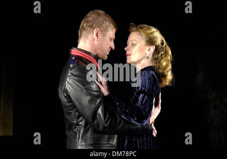 11. November 2002 - London, Großbritannien - K27144 SD1111. SEAN BEAN UND SAMANTHA BOND. (Bösewicht und Miss.Moneypenny aus den James Bond Filmen). Shakespeares "MACBETH".-ALBERY THEATRE, St.MARTIN LANE, LONDON... GUS Hecken / LinkUK / 2002 (Credit-Bild: © Globe Photos/ZUMAPRESS.com) Stockfoto