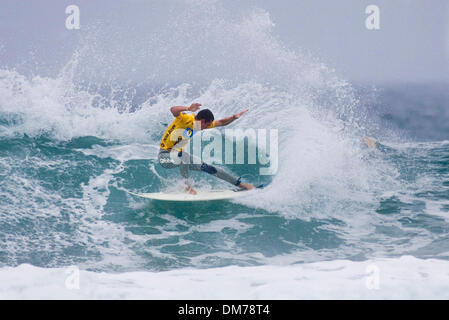 6. November 2005; Florianopolis, Santa Catarina, Brasilien; KIRK FLINTOFF (Sydney, NSW, Aus) erzielte einen überzeugenden Sieg in der ersten Runde von der Nova Schin Festival präsentiert von Billabong bei Imbituba, Brasilien heute. Flintoff erweitert um drei, Runde umgeworfen Brasilianer Renan Rocha und Peterson Rosa in die Hoffnungsrunde. Nova Schin Brasilien ist der zehnte von 12 Veranstaltungen auf der 2005 Foster Männer Stockfoto