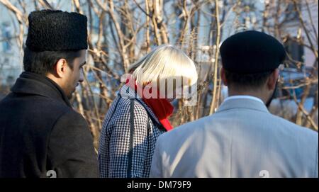 Vizepräsident des Deutschen Bundestages Parlaments Claudia Roth (die grünen) besucht zusammen mit Amir und Bundesvorsitzender der Ahmadiyya Muslim Jamaat in Deutschland, Abdullah Uwe Wagishauser (L) und Rashid Nawaz (R) die Baustelle für eine neue Moschee in Leipzig, Deutschland, 12. Dezember 2013. Roth besuchte die Baustelle nach fremdenfeindliche Angriffe auf die Website. Foto: Peter Endig/dpa Stockfoto