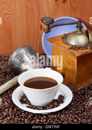 Tasse Kaffee und Kaffeebohnen mit Retro-manuelle Mühle, Kaffee-Topf Stockfoto