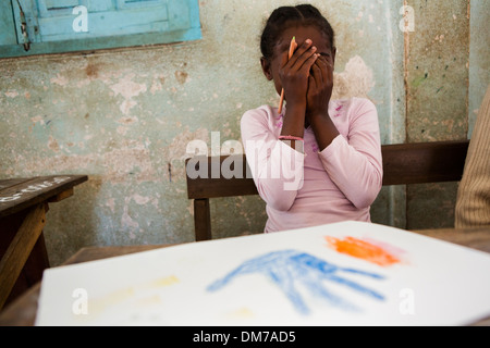 Kind im Kunstunterricht in Fenerive Est Bezirk, Madagaskar. Stockfoto