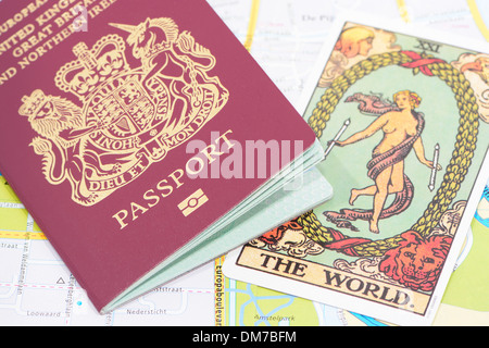 Vereinigtes Königreich Pass und Tarot-Karte Stockfoto