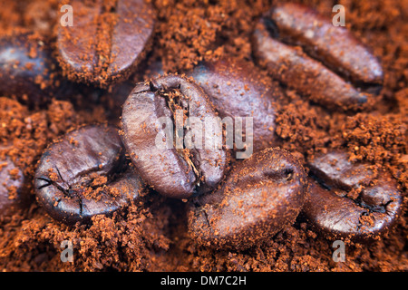 Makroaufnahme von gerösteten Kaffeebohnen Kaffeemehl Stockfoto