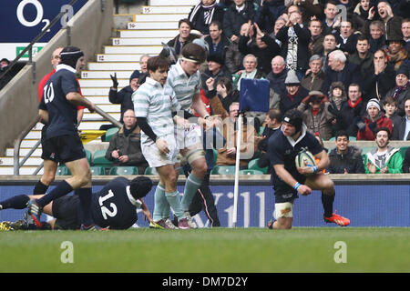 London, UK. 12. Dezember 2013. Henry Lamont (neu) Oxford Partituren im Varsity Spiel zwischen Oxford und Cambridge aus Twickenham Stadium. Bildnachweis: Aktion Plus Sport/Alamy Live-Nachrichten Stockfoto