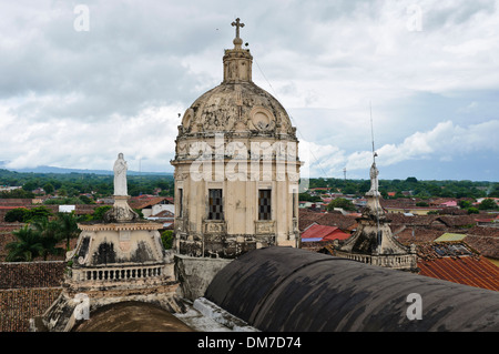 Auf dem Dach der Kirche La Merced, Granada, Nicaragua, Mittelamerika Stockfoto