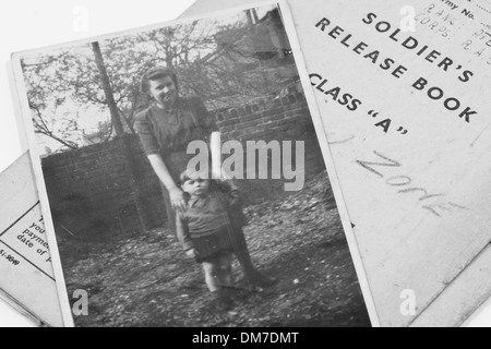 Weltkrieg zwei Soldaten release Buch mit Foto von Frau und Kind Stockfoto