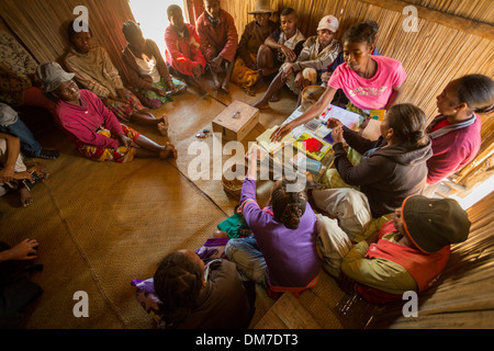 Mikrofinanzierung Dorfversammlung in Vatomandry Bezirk, Madagaskar Stockfoto