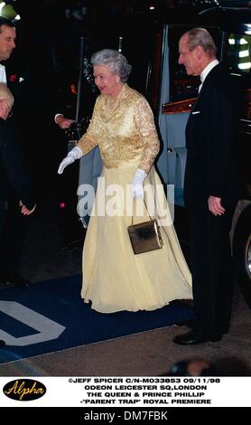 9. November 1998 - London, Großbritannien - 11.09.98 LEICESTER SQ, LONDON. DIE KÖNIGIN. " PARENT TRAP'' ROYAL PREMIERE (Kredit-Bild: © Globe Photos/ZUMAPRESS.com) Stockfoto