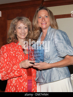 California Secretary Of State Debra Bowen abgeordnetes Betsy Butler Stonewall Jungdemokraten 6. jährlichen Hero Awards statt, bei Stockfoto