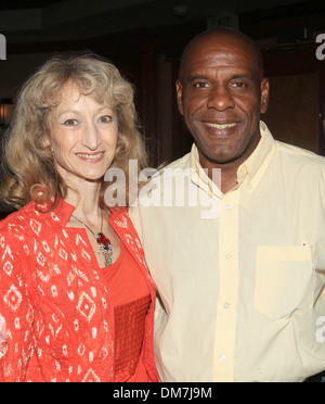 California Secretary Of State Debra Bowen Assemblyman Steven Bradford Stonewall Jungdemokraten 6. jährlichen Hero Awards statt, bei Stockfoto