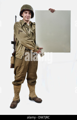 US-Soldat mit Helm M1 zeigt ein Zeichen Stockfoto