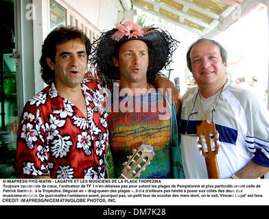 21. Juli 2001 - VARMATIN SAINT-TROPEZ/LAGAFFE ET LES MUSICIENS DE LA PLAGE TROPÉZINA... TITR. LagafÃ• Connaâ€ t la Musique Ë† la TropÅ½zina... TEXT. Toujours Cavalairois de cÃ Armbanduhr, lÃ•animateur de TF 1 nÃ•en dÅ½laisse Pas pour Autant Les Plages de Pampelonne et plus ParticuliÂ gleichsmethode Celle de Patrick Germain, Ë† la TropÅ½zina. DÅ½guisÅ½ En Ã‡ Dragqueen des Plages Ãˆ, il nÃ•a dÃ•ailleurs Stockfoto