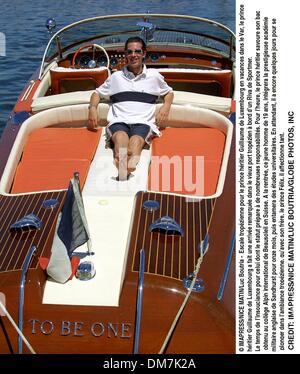 21. Juli 2001 - VARMATIN SAINT-TROPEZ/LE Prinz GUILLAUME DU LUXEMBOURG... TEXT. En Vacances Dans le Var, le Prince hÅ½ritier Guillaume de Luxembourg ein Fait Une arrivÅ½e remarquÅ½e Dans le Vieux Port tropÅ½zien Ë† Bord dÃ•un Riva de Sportmer. Le Temps de lÃ•insouciance Pour Celui nicht le Statut prÅ½pare Ë† de Nombreuses responsabilitÅ½s. Gießen Sie lÃ•heure, le Prince hÅ½ritier sonnigem Sohn Stockfoto
