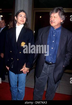 27. Dezember 2002 - K3117LR.   1995.'' THE CROSSING GUARD'' PREMIERE. CHARLES BRONSON KIM WOCHEN. LISA ROSE / CHARLESBRONSONRETRO (Kredit-Bild: © Globe Photos/ZUMAPRESS.com) Stockfoto