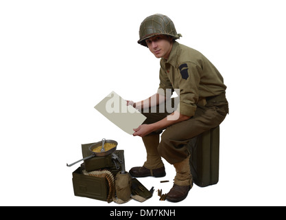 US-Soldat mit Helm M1 zeigt einen Brief Stockfoto