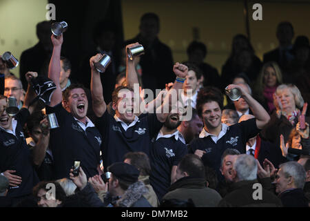 London, UK. 12. Dezember 2013. 3 Mal Kapitän John Carter (c) (Kellogg) von Oxford feiern ihre Varsity Rugby Match gewinnen gewinnen Cambridge aus Twickenham Stadium. Bildnachweis: Aktion Plus Sport/Alamy Live-Nachrichten Stockfoto