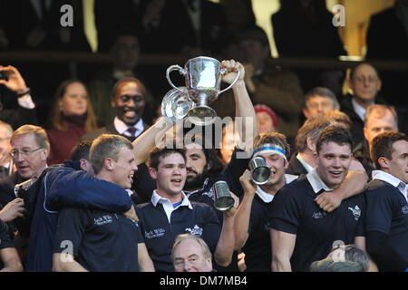 London, UK. 12. Dezember 2013. Oxford feiern ihren Varsity Rugby-Spiel-Sieg über Cambridge aus Twickenham Stadium. Bildnachweis: Aktion Plus Sport/Alamy Live-Nachrichten Stockfoto