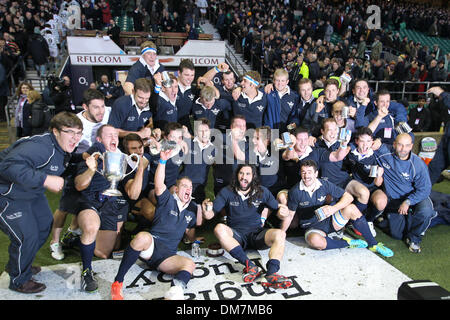 London, UK. 12. Dezember 2013. Oxford feiern ihren Varsity Rugby-Spiel-Sieg über Cambridge aus Twickenham Stadium. Bildnachweis: Aktion Plus Sport/Alamy Live-Nachrichten Stockfoto