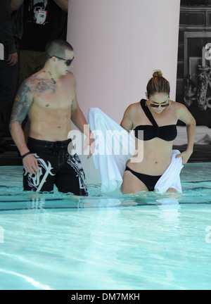 Jennifer Lopez und ihr Freund Casper Smart gehen für ein erfrischendes Bad in ihrem Hotel Miami, Florida - 01.09.12 Stockfoto