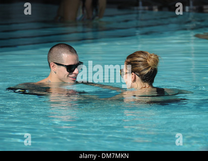 Jennifer Lopez und ihr Freund Casper Smart gehen für ein erfrischendes Bad in ihrem Hotel Miami, Florida - 01.09.12 Stockfoto