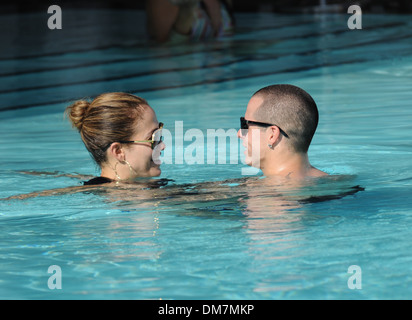 Jennifer Lopez und ihr Freund Casper Smart gehen für ein erfrischendes Bad in ihrem Hotel Miami, Florida - 01.09.12 Stockfoto