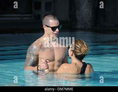 Jennifer Lopez und ihr Freund Casper Smart gehen für ein erfrischendes Bad in ihrem Hotel Miami, Florida - 01.09.12 Stockfoto