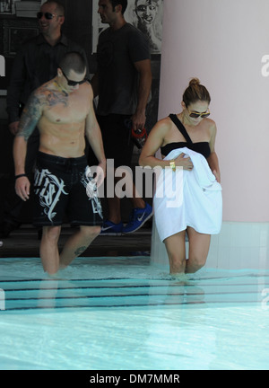 Jennifer Lopez und ihr Freund Casper Smart gehen für ein erfrischendes Bad in ihrem Hotel Miami, Florida - 01.09.12 Stockfoto