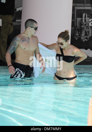 Jennifer Lopez und ihr Freund Casper Smart gehen für ein erfrischendes Bad in ihrem Hotel Miami, Florida - 01.09.12 Stockfoto