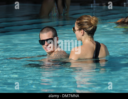 Jennifer Lopez und ihr Freund Casper Smart gehen für ein erfrischendes Bad in ihrem Hotel Miami, Florida - 01.09.12 Stockfoto