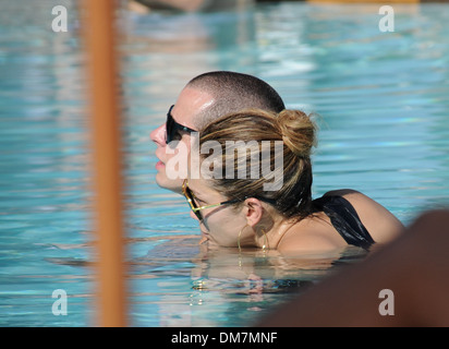 Jennifer Lopez und ihr Freund Casper Smart gehen für ein erfrischendes Bad in ihrem Hotel Miami, Florida - 01.09.12 Stockfoto